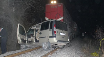 Tren Hemzemin Geçitte Hafif Ticari Araca Çarptı: 1 Ölü, 3 Yaralı