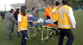 Hastanın Sahaya İnen Ambulans Helikoptere Sedye ile Getirilmesine Doktor Tepkisi