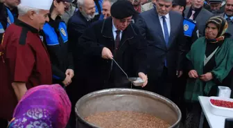 Isparta'da Polis Aşure Dağıttı