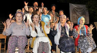 Tiyatro Perdesi 'Komşu Köyün Delisi' ile Açıldı