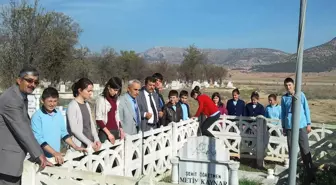 Şehit Öğretmen Mezarı Başında Anıldı