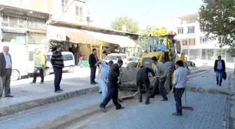 Besni'de Bozulan Yollar Onarılıyor