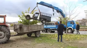 Elazığ Belediyesi Sahipsiz Hurda Araçları Topladı