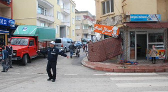 Kamyonetin Çarptığı Çatı, 8 Yaşındaki Çocuğu Yaraladı