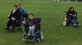 Manisaspor'dan Bedensel Engellilere Akülü Araba Hediyesi