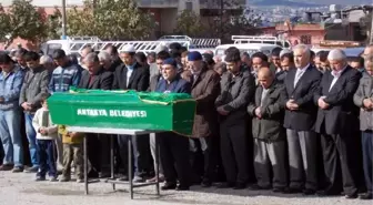 Kendilerini Yakmak İsteyenleri Önlemek İçin Uyarı Ateşi Açan Polis, Bir Kişiyi Öldürdü