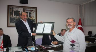 Yunus Emre Türbesi'nin Tapusu Kula Belediyesi'ne Hediye Edildi