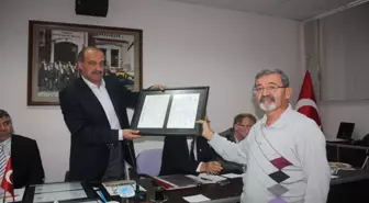 Yunus Emre Türbesi'nin Tapusu Kula Belediyesi'ne Hediye Edildi