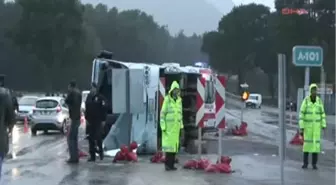 Çiftçileri Taşıyan Midibüs Devrildi