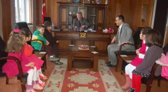 Kreş Öğrencileri Aşure Dağıttı