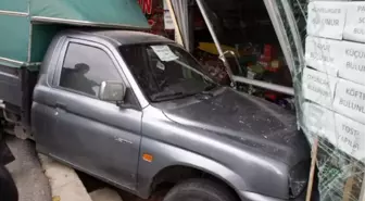 Sürücü Kamyonetiyle Markete Girdi