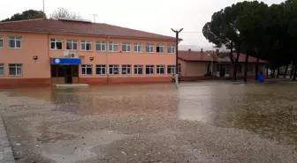 Okul Bahçesi Gölete Döndü