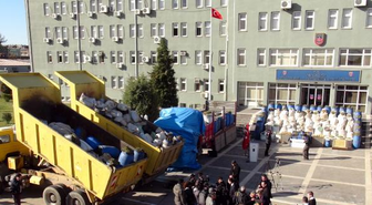 Diyarbakır'da PKK'nın 21 Ton Esrarı Ele Geçirildi