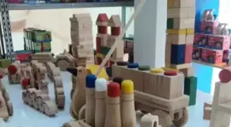 Büyükler, Çocukları Kadar Kendilerine de Oyuncak Alıyor