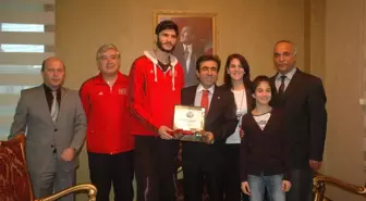 Dünya 3.'sü Sporcu Okan'dan Vali Güzeloğlu'na Ziyaret