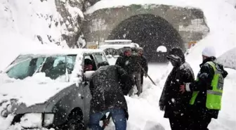 Göksun ) Püren Geçidi'ne Çığ Düştü, Yol 3 Saat Kapandı