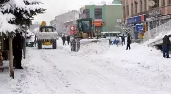 Arpaçay Belediyesi Caddelerin Karını Temizliyor