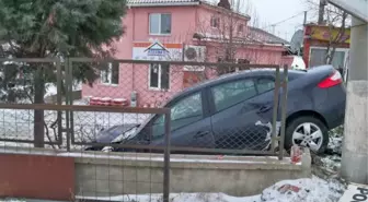 Buzda Kayan Otomobil Duvara Çarptı: 3 Yaralı