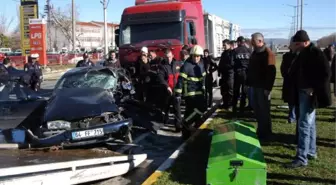 Tır'ın Önünde Sürüklenen Otomobildeki 2 Kişi Öldü