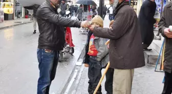 Suriyeli Sığınmacı Torunlarıyla Birlikte Dileniyor