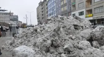 Hakkari Sokaklardan Temizlenen Karlar, Kamyonlarla İl Dışına Taşındı Sokaklardan Temizlenen Karlar,...