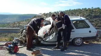 Otomobil ile Kamyon Çarpıştı: 2 Ölü