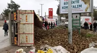 Burdur'da Pancar Yüklü Kamyon Devrildi: 1 Yaralı