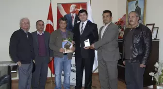 Karacaören Köyü Muhtarından Arı'ya Plaket