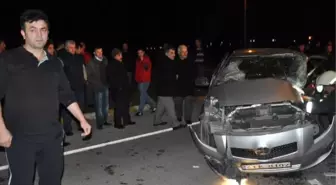 Hastaneye Kızlarını Görmeye Gelen Ailenin Otomobili Kamyonetle Çarpıştı: 1 Ölü, 3 Yaralı