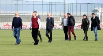 Mustafa Denizli ve Ekibi Sahaya İndi