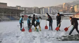 Saha Kardan Temizlenmeyince Maç Ertelendi