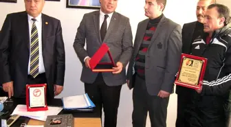 Spor Kuruluşlarına Yardım Eden İşadamına Plaket