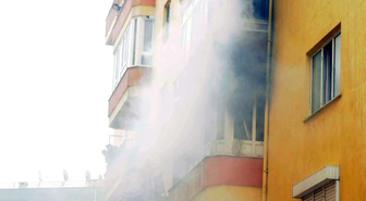 Yangında Mahsur Kalan Anne ile Kızını İtfaiye Kurtardı