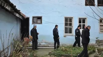 Ecel Yaşlı Adamı Odunlukta Yakaladı