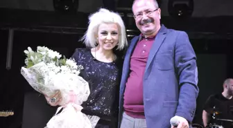 Kuşadası Yeni Yıla Model Grubu ile 'Merhaba' Dedi