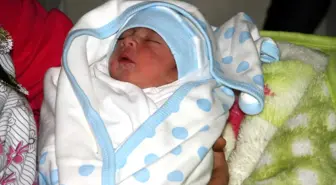 Vali Kemelek'ten Yeni Yılın İlk Bebeğine Altın