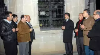 Yeni Yılı Mezarlıkta Karşıladılar