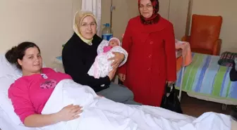 Yılın İlk Bebeğini AK Parti Kadın Kolları Ziyaret Etti