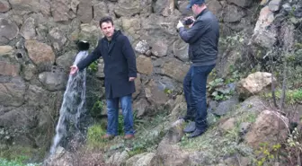 Alaplı'da Bir Binanın Temeline Akan Kaynak Suyu Bina Sakinlerini Tedirgin Ediyor