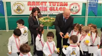 Alkışlar Raket Tutan Minik Ellere