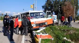 Kumluca'da 2 Minibüs Çarpıştı: 5 Yaralı