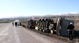 Tekstil Malzemesi Yüklü Tır Devrildi: 1 Yaralı