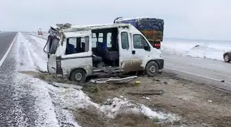 Öğrenci Taşıyan Minibüs Takla Attı