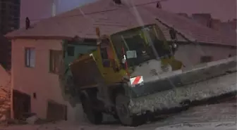 Kar Küreme Aracı 2 Katlı Binaya Girdi: 3 Yaralı