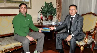 Sevgül,vali Altıparmak'a Kitabını Hediye Etti