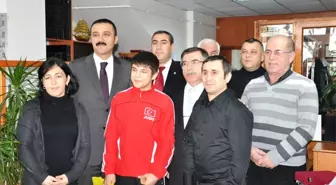 Düzce'de Yılın Sporcusu Oğuzhan Özçelik'e Damla Gazetesinden Ödül