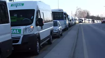 Yalovalı Minibüsçüler Yol Kapattı