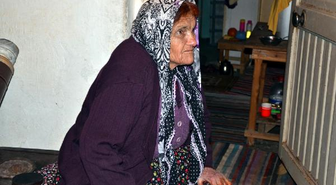 Yardımına Gittikleri Kadının Çantasını Çaldılar