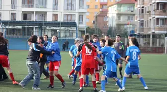 Bayan Futbolculara Ceza