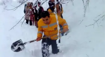 Doktor ve Hemşire Kürekle Yol Açtı, Şoför Hastayı Sırtında Ambulansa Taşıdı